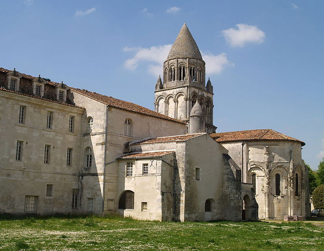 1100px-saintes_abbaye-aux-dames_chevet_et_clocher